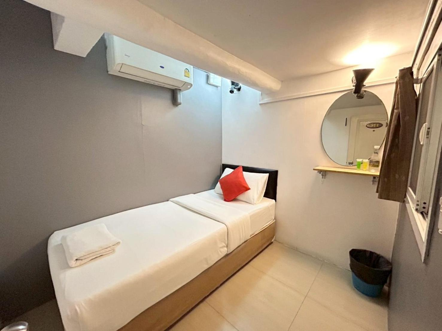 Happio Near Chabad House Hotel Bangkok Ngoại thất bức ảnh
