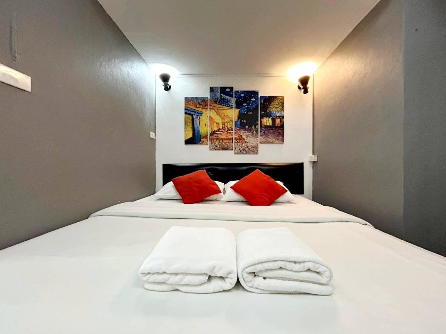 Happio Near Chabad House Hotel Bangkok Ngoại thất bức ảnh